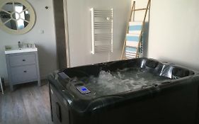 Gîte avec jacuzzi privatif à proximité de l'océan